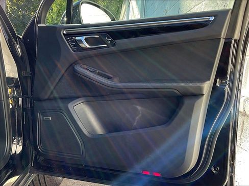 Certified 2025 Porsche Macan image 29