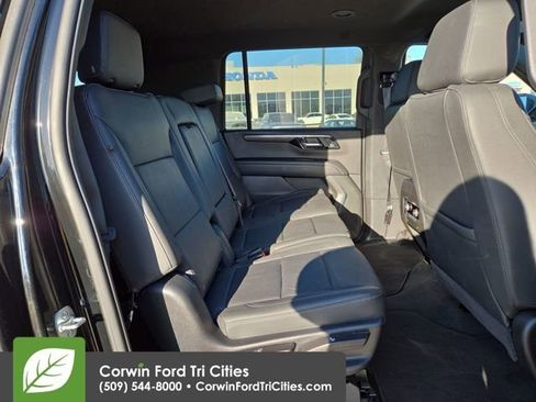 Used 2025 Chevrolet Suburban LT image 34