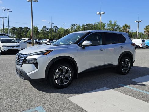 Used 2024 Nissan Rogue SV image 2
