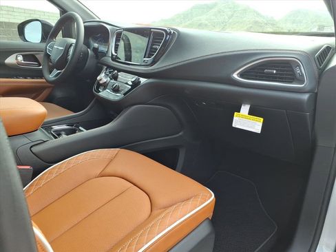 New 2026 Chrysler Pacifica Pinnacle w/ Trailer Tow Group image 6