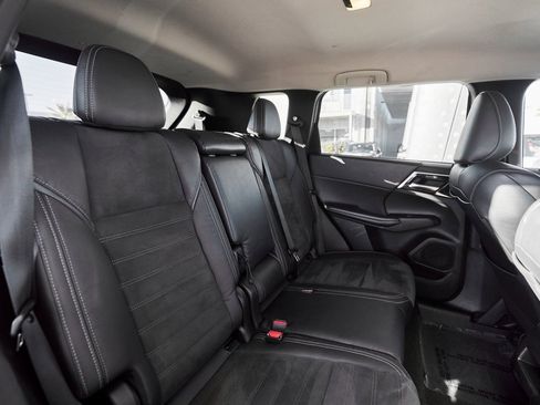 Used 2023 Mitsubishi Outlander SE image 27