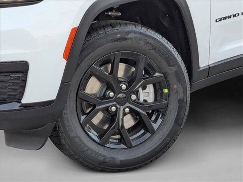New 2025 Jeep Grand Cherokee L Altitude image 10