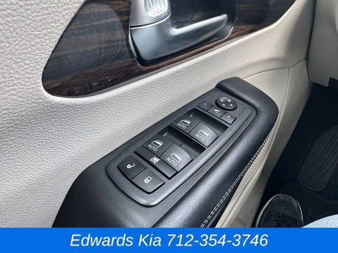 Used 2021 Chrysler Pacifica Limited image 26
