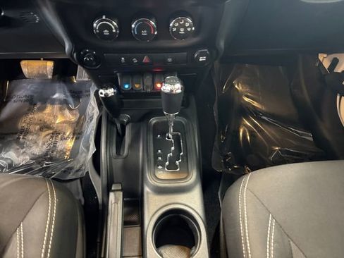 Used 2018 Jeep Wrangler Unlimited Sahara image 15