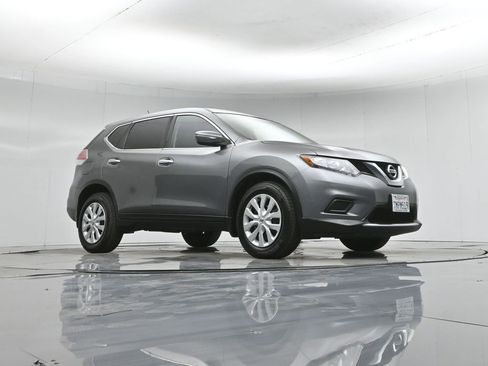 Used 2015 Nissan Rogue S image 2