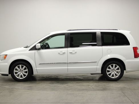 Used 2014 Chrysler Town & Country Touring image 5