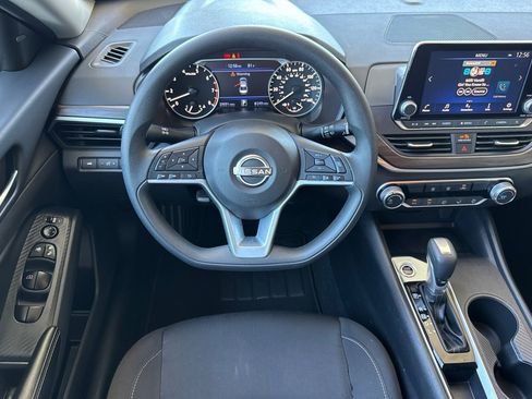 Used 2025 Nissan Altima 2.5 SV FWD image 30
