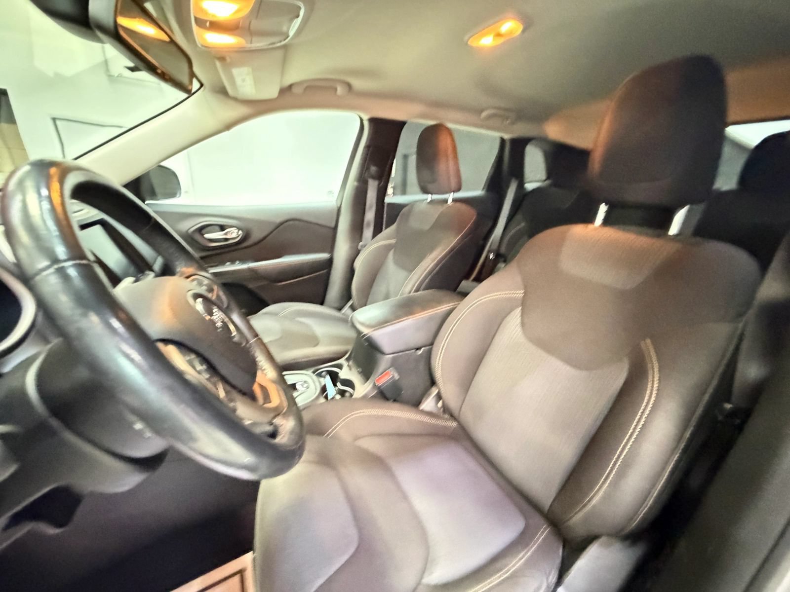 Used 2016 Jeep Cherokee Latitude FWD image 37