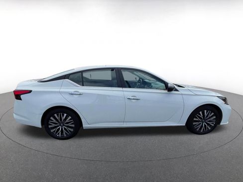 Used 2025 Nissan Altima 2.5 SV FWD image 8