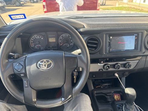 Used 2017 Toyota Tacoma SR image 9