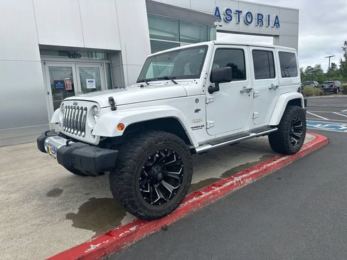 Used 2014 Jeep Wrangler Unlimited Sahara w/ Connectivity Group AWD/4WD image 8