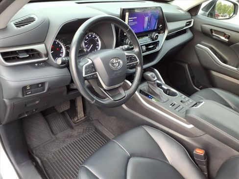 Used 2023 Toyota Highlander XLE AWD/4WD image 6
