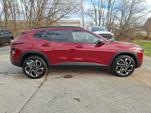 Used 2024 Chevrolet Trax RS w/ Sunroof Package image 9