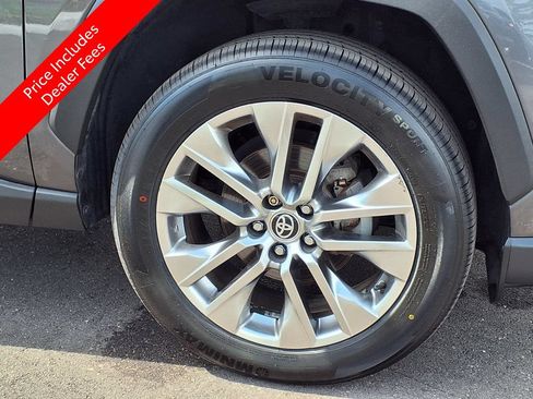 Used 2020 Toyota RAV4 XLE Premium FWD image 9