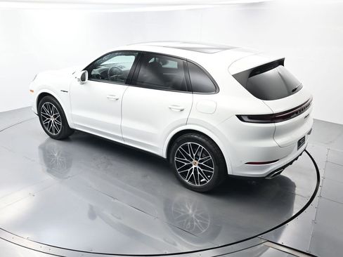 Certified 2025 Porsche Cayenne E-Hybrid w/ Premium Package Plus image 39