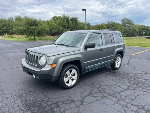 Used 2011 Jeep Patriot Sport w/ Tire & Wheel Group FWD image 3