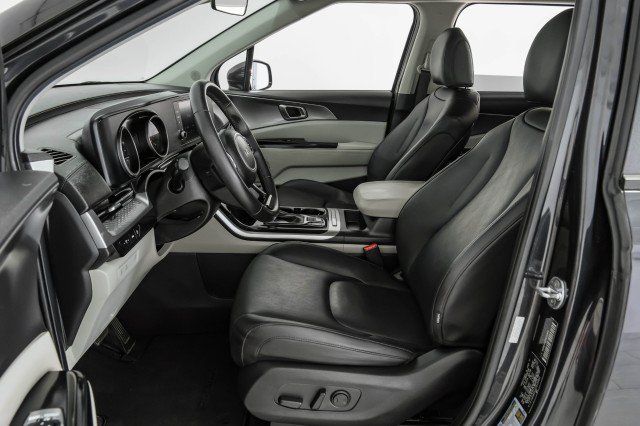 Used 2023 Kia Carnival LX FWD image 29