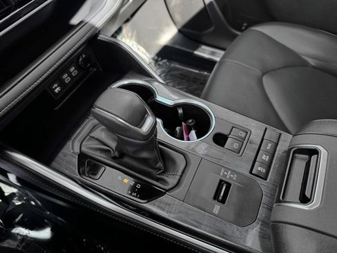 Used 2022 Toyota Highlander Limited image 16