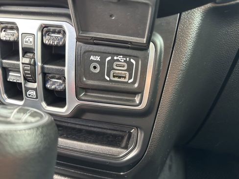 Used 2020 Jeep Wrangler Unlimited Sahara image 36