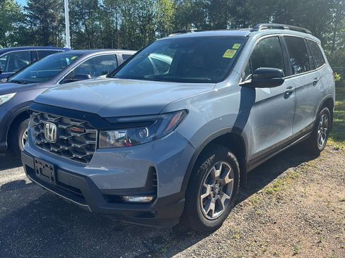 Used 2023 Honda Passport TrailSport image 2