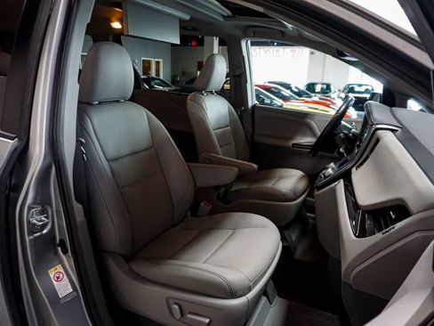 Used 2019 Toyota Sienna XLE Premium FWD image 47