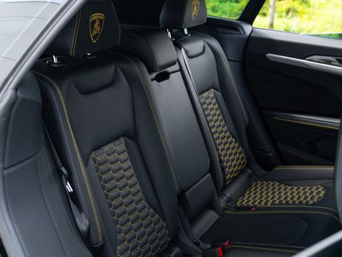 Used 2022 Lamborghini Urus AWD/4WD image 68