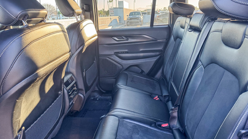 Used 2025 Jeep Grand Cherokee Altitude AWD/4WD image 21