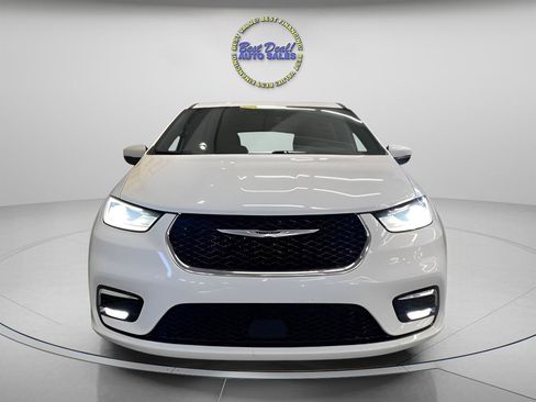 Used 2023 Chrysler Pacifica Touring FWD image 8