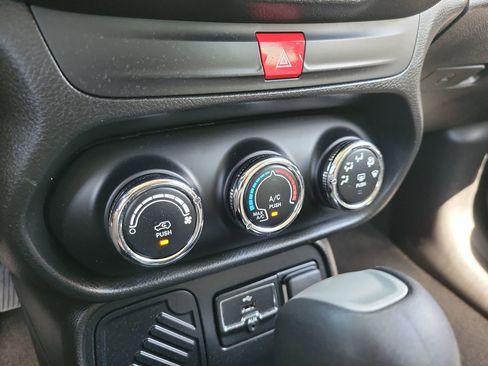 Used 2017 Jeep Renegade Sport w/ Power & Air Group FWD image 23