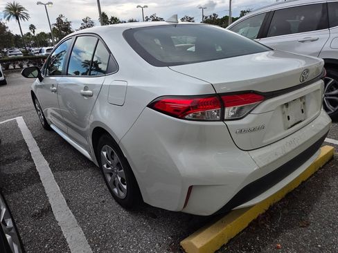 Used 2021 Toyota Corolla LE FWD image 3