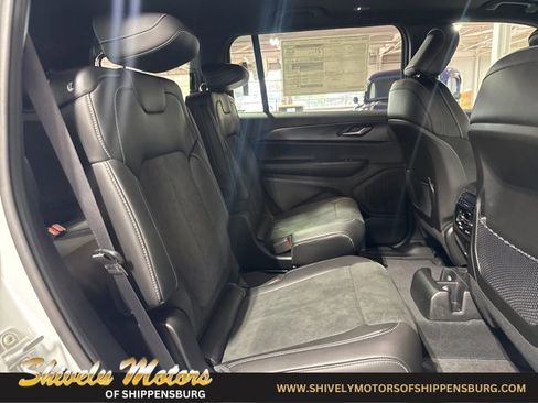 New 2025 Jeep Grand Cherokee L Altitude image 40