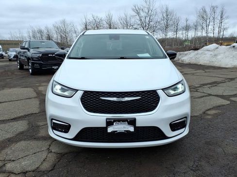 Used 2024 Chrysler Pacifica Touring-L image 8