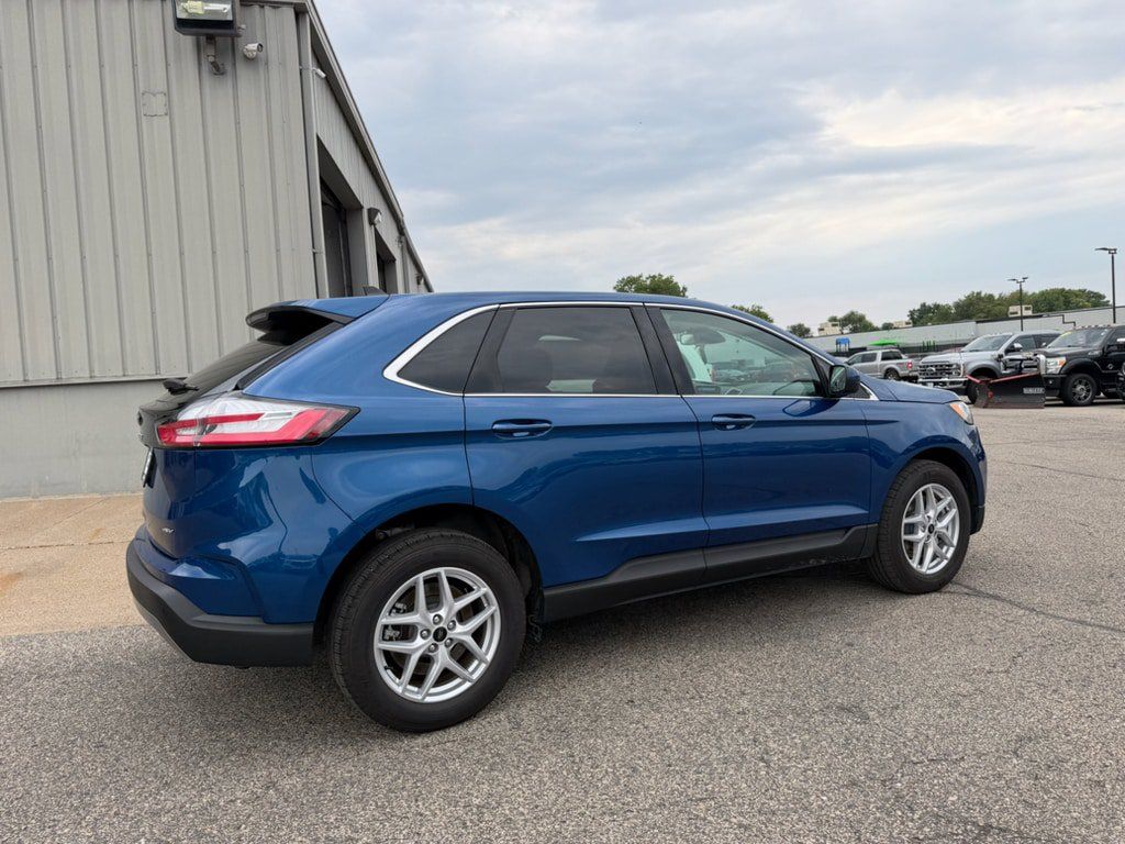 Used 2024 Ford Edge SEL w/ Convenience Package AWD/4WD image 3
