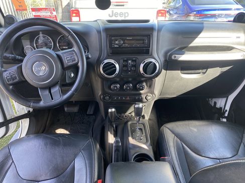 Used 2014 Jeep Wrangler Unlimited Sahara w/ Dual Top Group AWD/4WD image 18