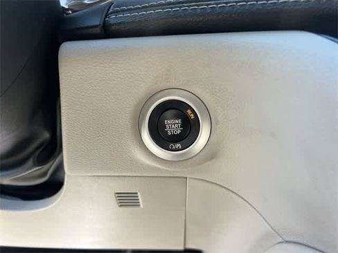 Used 2021 Chrysler Pacifica Limited w/ Uconnect Theater Family Group image 28