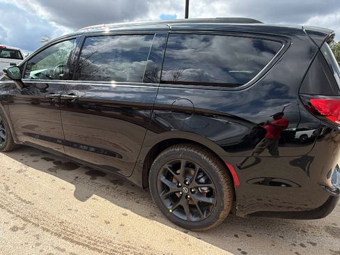 New 2026 Chrysler Pacifica Select w/ S Appearance Package FWD image 10