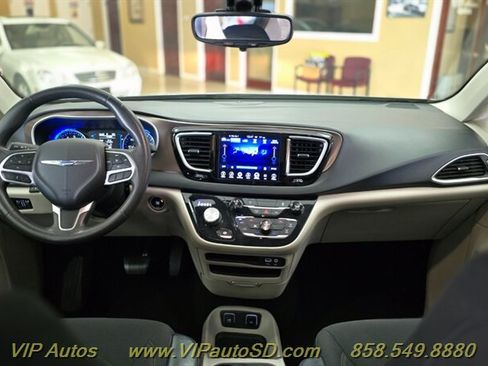 Used 2017 Chrysler Pacifica Touring FWD image 18
