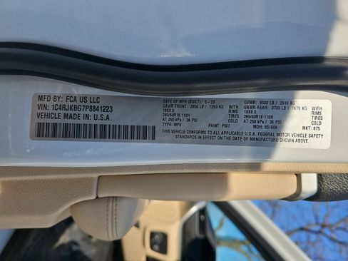 Used 2023 Jeep Grand Cherokee L Limited w/ Luxury Tech Group II image 37