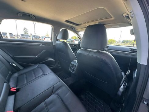 Used 2018 Volkswagen Passat 2.0T SE FWD image 19