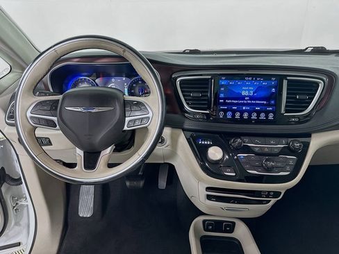 Used 2017 Chrysler Pacifica Limited w/ UConnect Theater Package FWD image 19