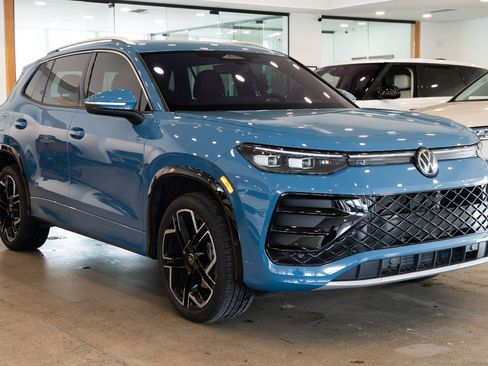 Used 2025 Volkswagen Tiguan SEL R-Line image 3