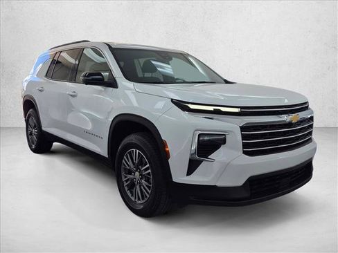 Used 2024 Chevrolet Traverse LT FWD image 3