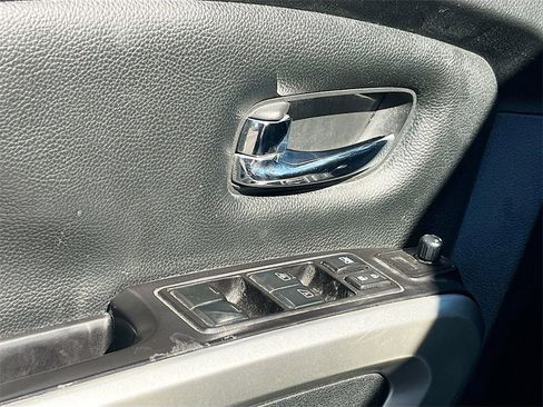 Used 2020 Nissan Titan SV w/ SV Convenience Package image 18