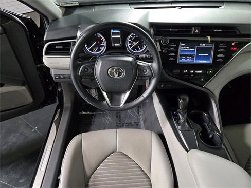 Used 2018 Toyota Camry SE image 16