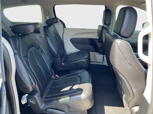Used 2024 Chrysler Pacifica Touring-L FWD image 18