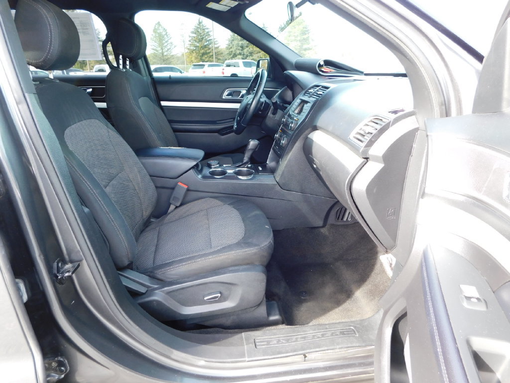 Used 2017 Ford Explorer XLT AWD/4WD image 18