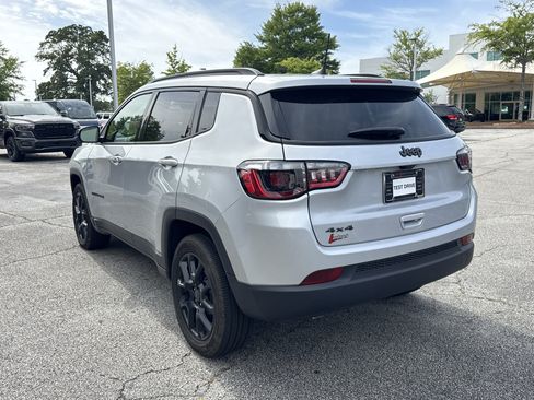 Used 2026 Jeep Compass Latitude AWD/4WD image 9
