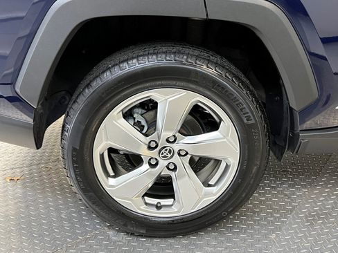 Used 2021 Toyota RAV4 XLE Premium image 15