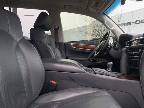 Used 2020 Lexus LX 570 4WD w/ Luxury Package image 35