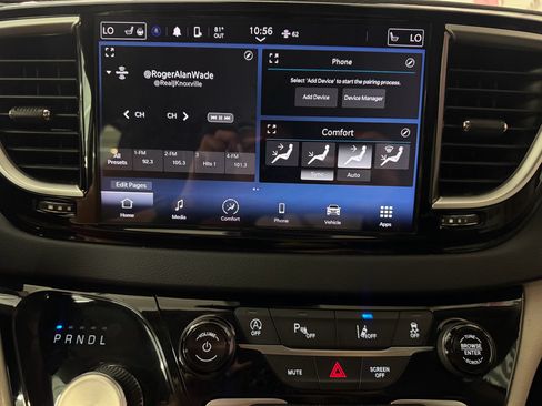 Used 2023 Chrysler Pacifica Touring-L FWD image 29